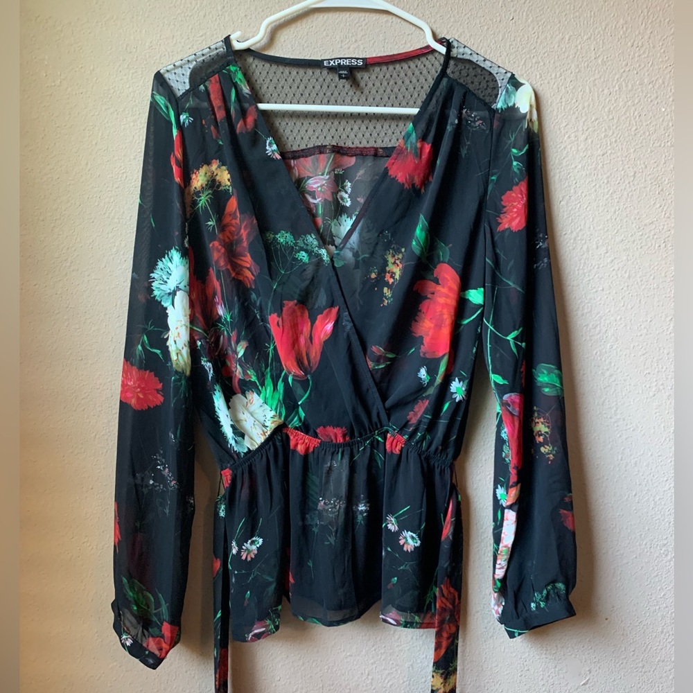 Express floral blouse w/ tie. Size S.